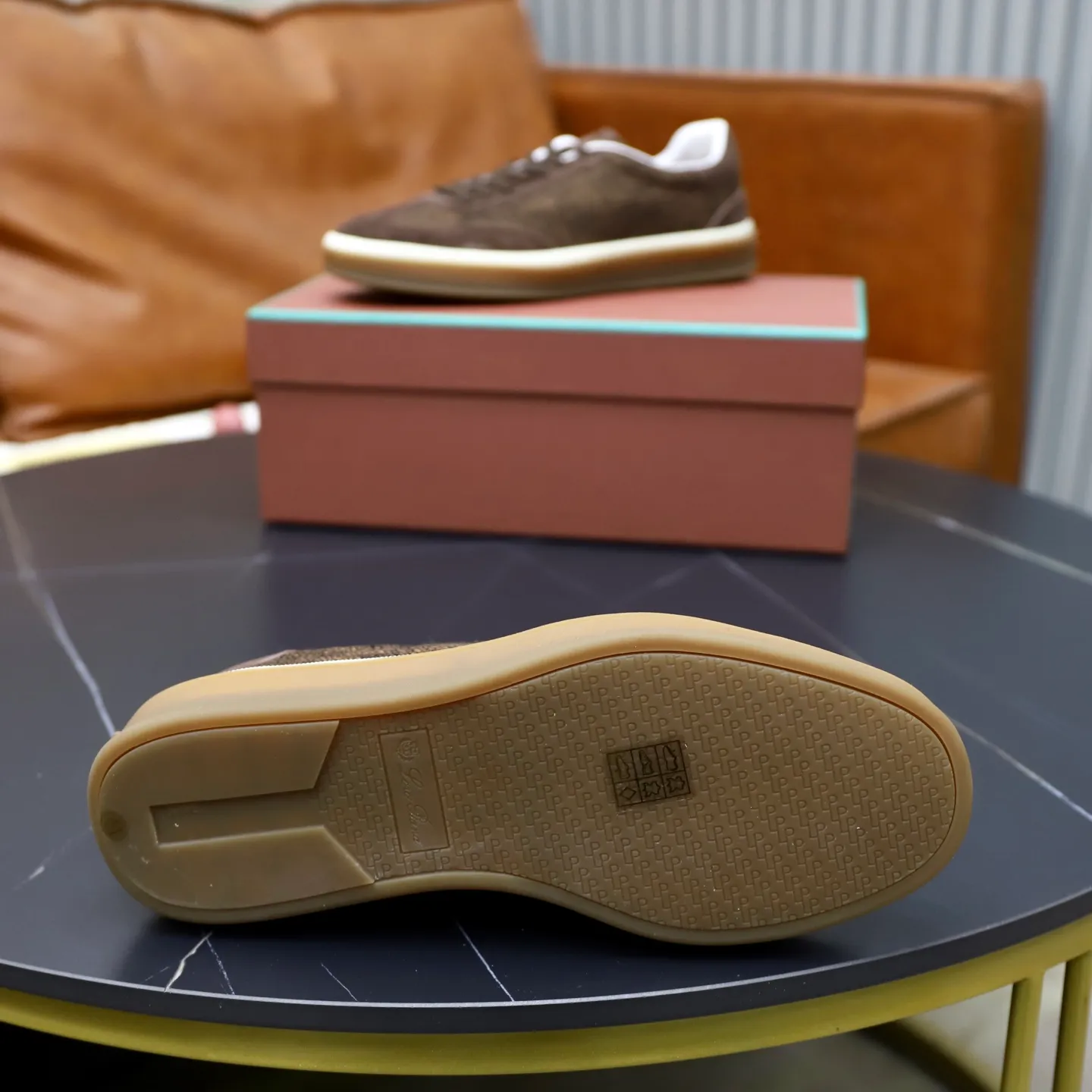 Ex-factory price: 540💰Loro Riana men’s moral training sneakers! Made from high-quality materials and designed in a low-cut silhouette, it offers an elegant and stylish look that's suitable for year-round wear. The unique double-layer sole aesthetic design, caramel cup-shaped outsole is decorated with off-white rubber trim, creating an attractive color combination. Pair with tailored pieces or jeans for a sophisticated yet casual look. The heel is decorated with soft cow leather tongue with Kummel color inserts and cotton laces with embossed LP logo. Upper: cow split suede stitching knitted fabric. Lining: original thickened soft sheepskin. Size: 38-39-40-41-42-43-44 (customized in 45.46)